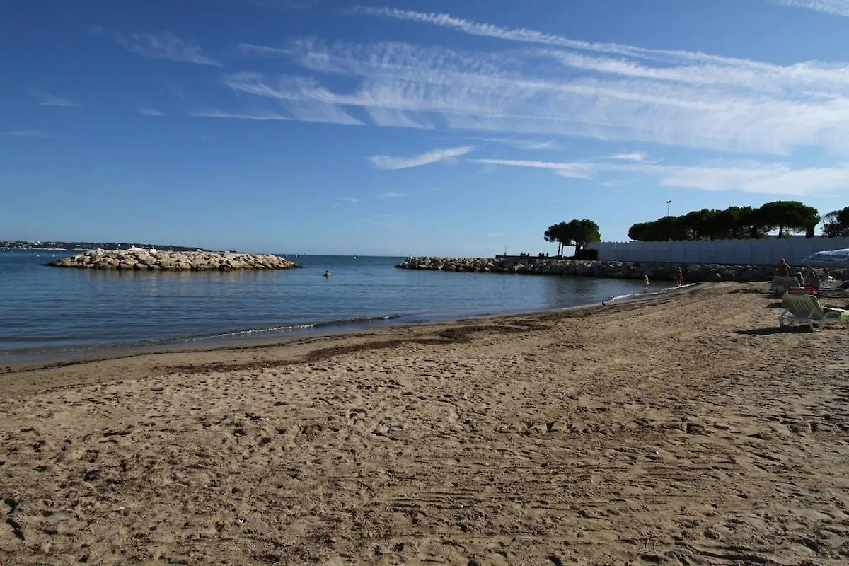Beau T2 A 200M De La Mer Et Proches Toutes Commodites Antibes 0*,  France